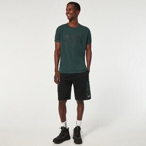 Brand New w/ Tags Men’s Oakley Road Trip Rc Cargo Shorts in Solid Black Size XL